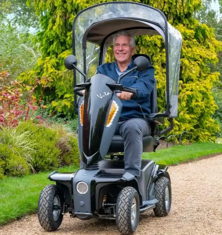 Mobility scooter with snug canopy